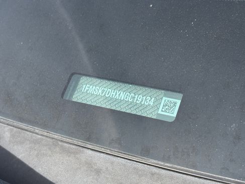 Used 2022 Ford Explorer XLT w/ Equipment Group 202A image 24