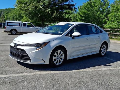 Certified 2025 Toyota Corolla LE FWD image 3