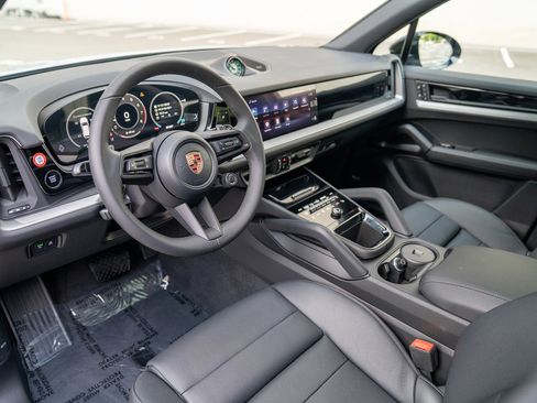 Certified 2026 Porsche Cayenne AWD/4WD image 4