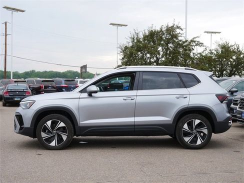 Certified 2025 Volkswagen Taos SE image 4