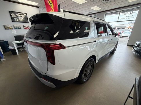 Used 2025 Kia Carnival EX FWD image 12