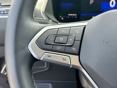 Used 2022 Volkswagen Tiguan SE w/ Panoramic Sunroof Package FWD image 30