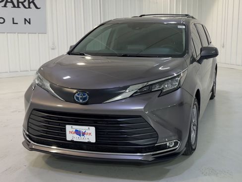 Used 2023 Toyota Sienna XLE image 4
