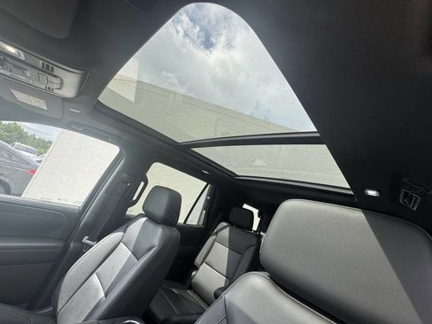 Used 2022 Chevrolet Tahoe Z71 w/ Luxury Package AWD/4WD image 24