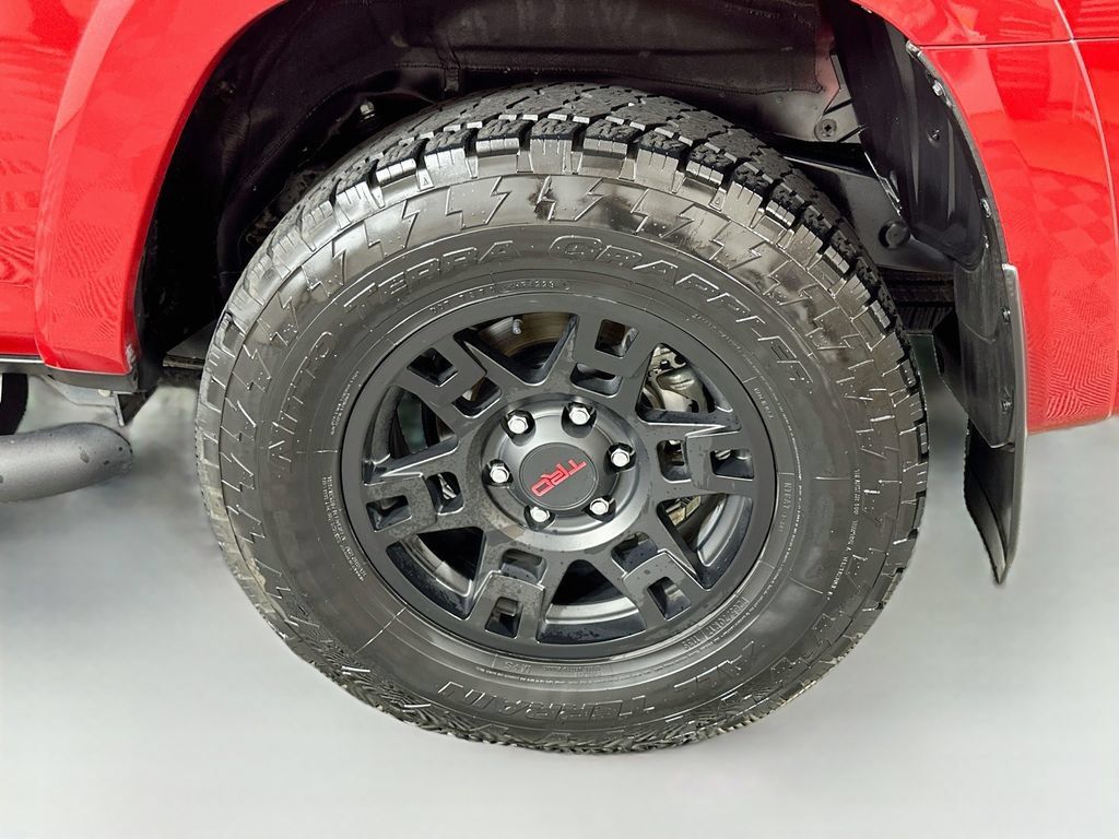 Used 2024 Toyota 4Runner SR5 Premium w/ Moonroof Package RWD image 31