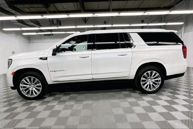 Used 2023 GMC Yukon XL Denali w/ Advanced Technology Package AWD/4WD image 15