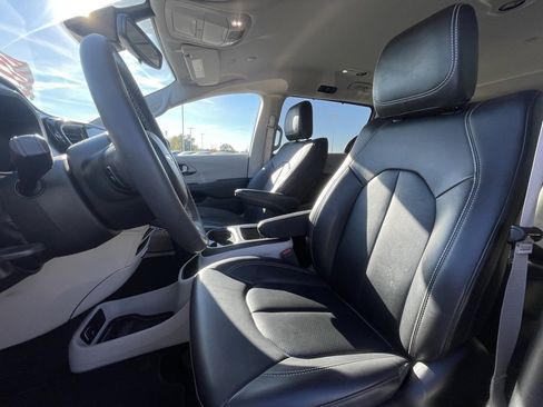Used 2024 Chrysler Pacifica Touring-L image 19