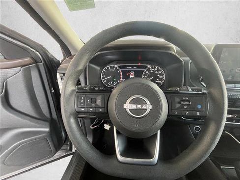 Used 2023 Nissan Rogue SV image 14