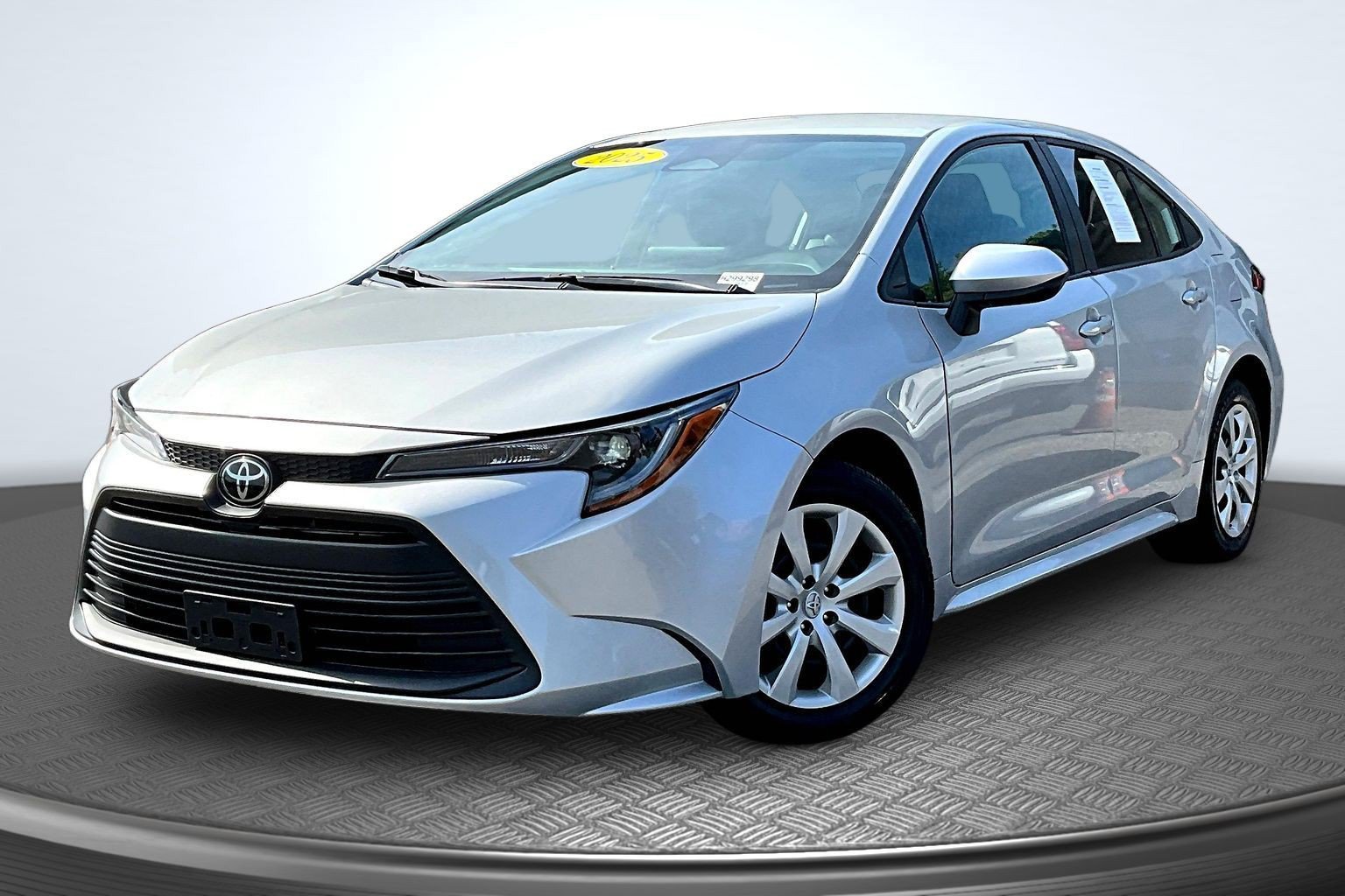 Used 2025 Toyota Corolla LE w/ Convenience Package FWD image 1
