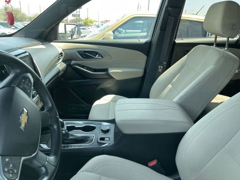 Used 2022 Chevrolet Traverse LT image 3