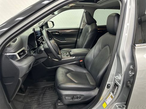 Used 2021 Toyota Highlander Limited image 9