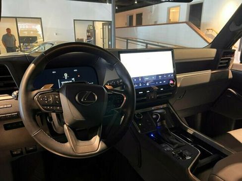 Used 2024 Lexus GX 550 w/ Accessory Package (31) image 18