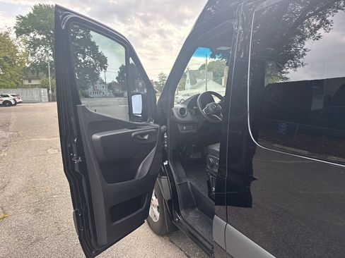 Used 2023 Mercedes-Benz Sprinter 2500 image 12