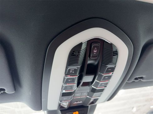 Used 2022 Porsche Macan S image 34