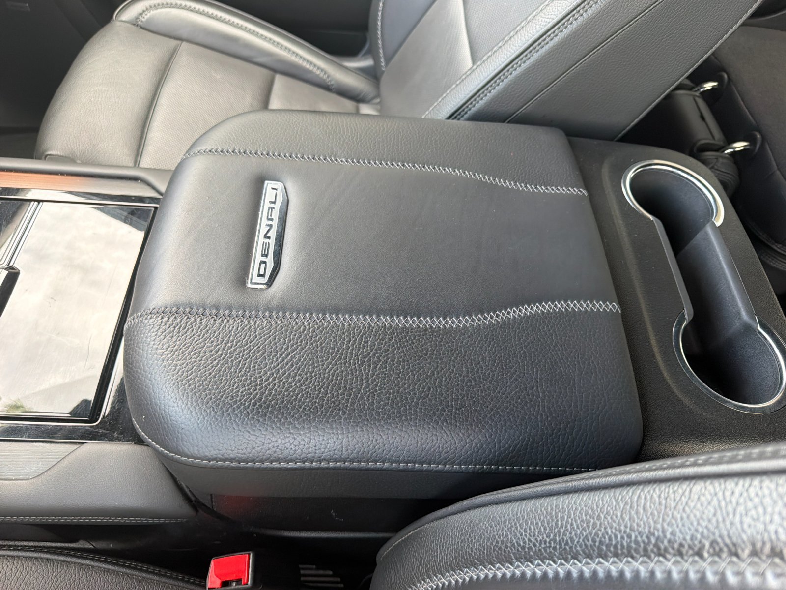 Used 2025 GMC Yukon XL Denali AWD/4WD image 24