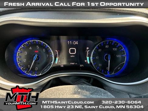 Used 2023 Chrysler Pacifica Touring FWD image 14
