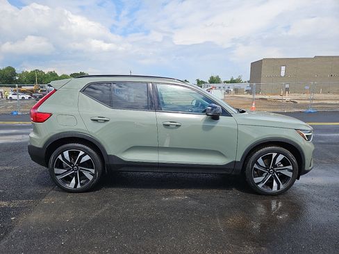 Used 2023 Volvo XC40 B5 Plus w/ Protection Package Premier AWD/4WD image 7