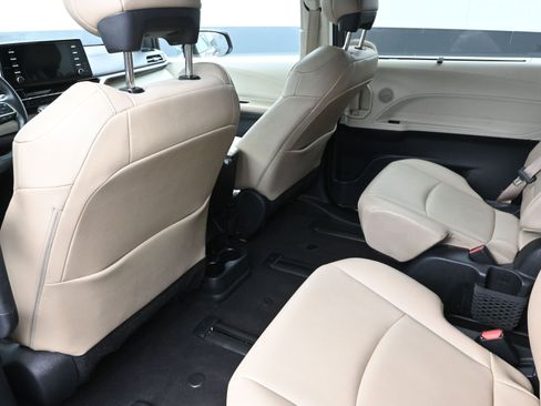 Used 2022 Toyota Sienna XLE image 21