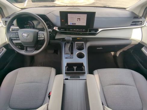 Used 2025 Toyota Sienna LE FWD image 18