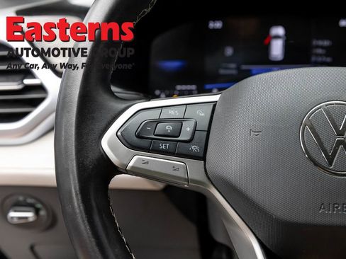 Used 2025 Volkswagen Taos SE FWD image 15