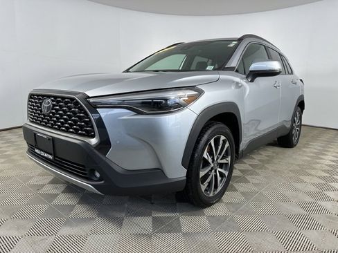 Certified 2022 Toyota Corolla Cross XLE image 3