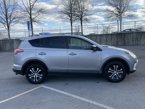 Used 2018 Toyota RAV4 LE image 9