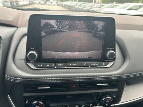 Used 2023 Nissan Rogue SV w/ SV Premium B Package FWD image 17