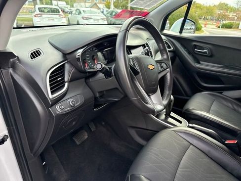 Used 2022 Chevrolet Trax LT w/ LT Convenience Package image 14