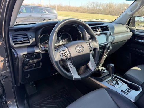 Used 2016 Toyota 4Runner SR5 Premium image 11