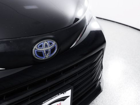 Used 2023 Toyota Sienna LE AWD/4WD image 4