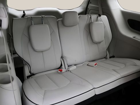 Used 2018 Chrysler Pacifica Limited w/ Advanced Safetytec Group FWD image 22