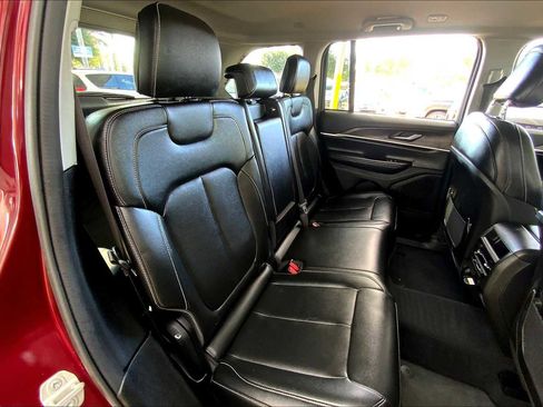 Used 2024 Jeep Grand Cherokee Limited image 19