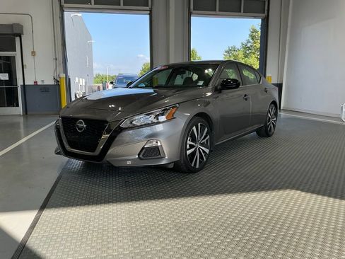 Used 2020 Nissan Altima 2.5 SR FWD image 2