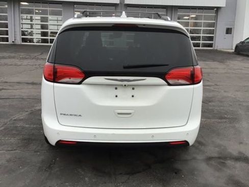 Used 2019 Chrysler Pacifica Touring-L Plus w/ Advanced Safetytec Group image 4