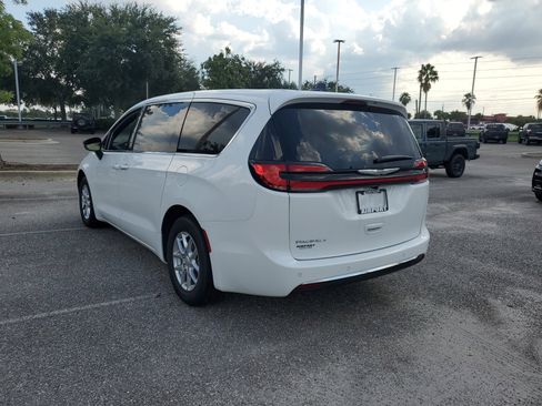 New 2026 Chrysler Pacifica Select image 3