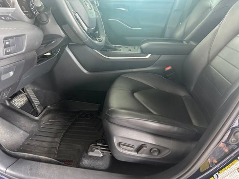 Used 2020 Toyota Highlander XLE FWD image 13