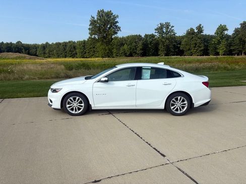 Used 2017 Chevrolet Malibu LT w/ Driver Confidence Package FWD image 3