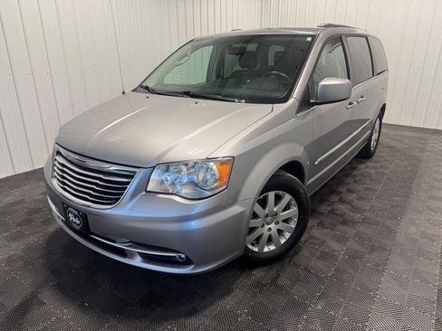 Used 2015 Chrysler Town & Country Touring image 39