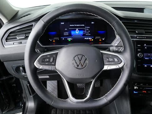 Used 2022 Volkswagen Tiguan SE image 11