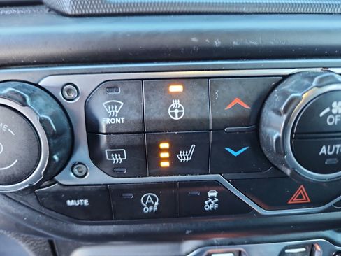 Used 2020 Jeep Wrangler Unlimited Sahara image 34