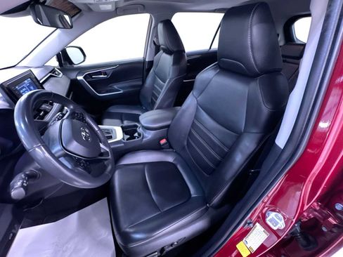 Used 2020 Toyota RAV4 XLE Premium image 6