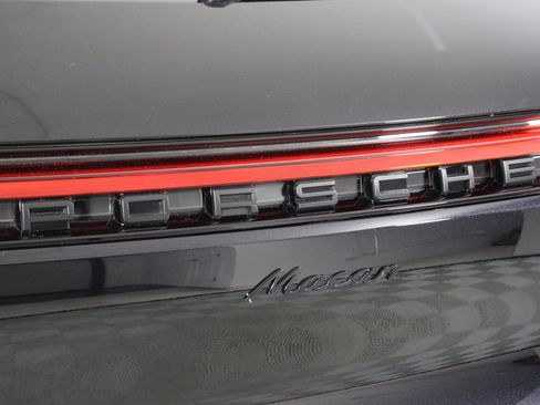 Certified 2023 Porsche Macan AWD/4WD image 22
