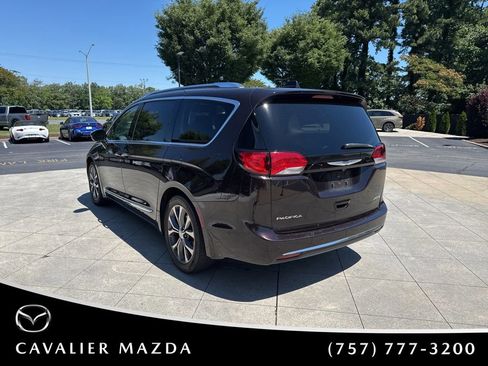 Used 2017 Chrysler Pacifica Limited w/ UConnect Theater Package FWD image 7