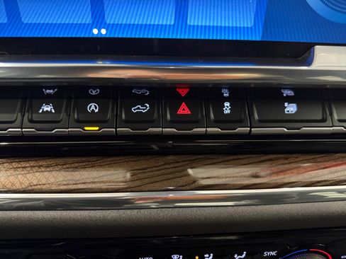 Used 2024 Chevrolet Silverado 1500 LT AWD/4WD image 39