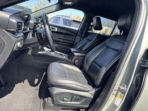 Used 2020 Ford Explorer XLT w/ Equipment Group 202A AWD/4WD image 8