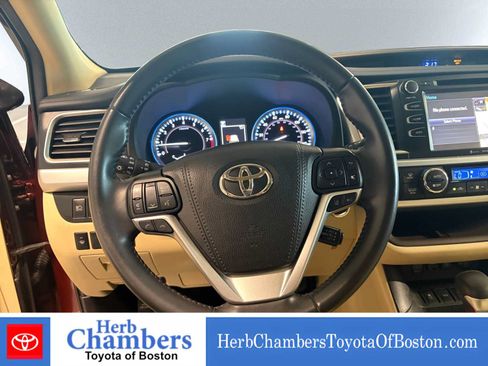 Used 2019 Toyota Highlander XLE AWD/4WD image 18