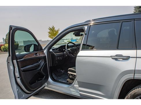 Used 2025 Jeep Grand Cherokee Summit w/ Obsidian Package AWD/4WD image 25