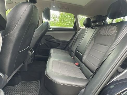 Used 2022 Volkswagen Taos SE w/ Panoramic Sunroof Package FWD image 30