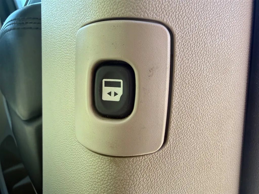 Used 2016 Dodge Grand Caravan SXT w/ UConnect Hands-Free Group FWD image 24