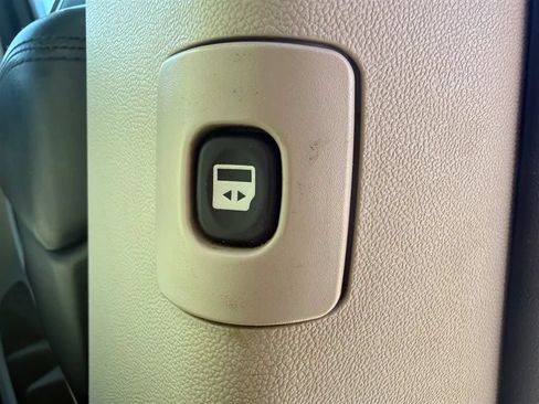 Used 2016 Dodge Grand Caravan SXT w/ UConnect Hands-Free Group FWD image 24